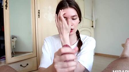 Краля с розовой киской получает оргазм после того как ей кончили в рот не вынимая