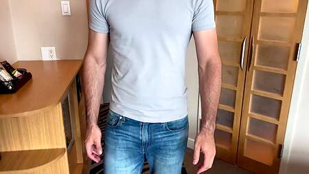 Достала анальную пробку из жопы, чтобы получить два крепких хуя в попку