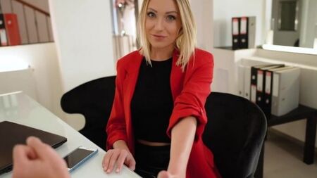 Длинный хуй в анал сексуальной блондинки убеждает ее подписать договор