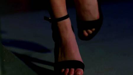 Красотка с анальной пробкой в заднице намекает на дикую порнушку в жопу