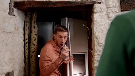 Мощный камшот на лицо после того как выебал грудастую невесту лучшего друга