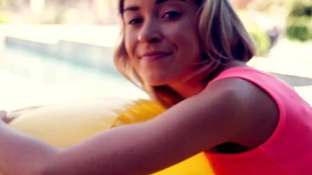 Миниатюрная блондинка и крепкий хуй внутри нее, который накачает киску спермой