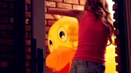 Миниатюрная блондинка и крепкий хуй внутри нее, который накачает киску спермой