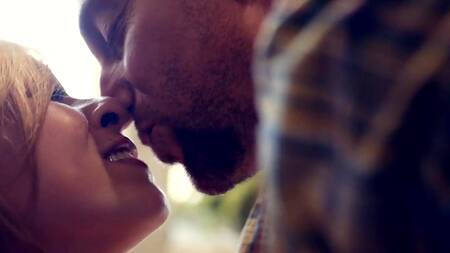 Миниатюрная блондинка и крепкий хуй внутри нее, который накачает киску спермой