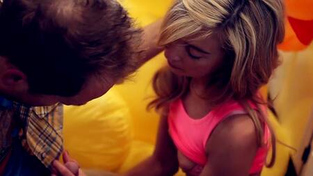 Миниатюрная блондинка и крепкий хуй внутри нее, который накачает киску спермой