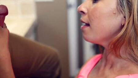 Миниатюрная блондинка и крепкий хуй внутри нее, который накачает киску спермой