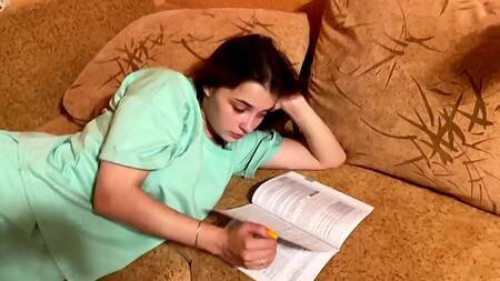 Нашлепал хуем по губам подружке и жестко трахнул ее рот с киской за плохое поведение