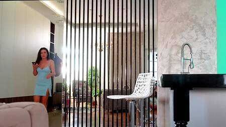 Возбужденная брюнетка выбрала толстый хуй вместо резинового дилдо