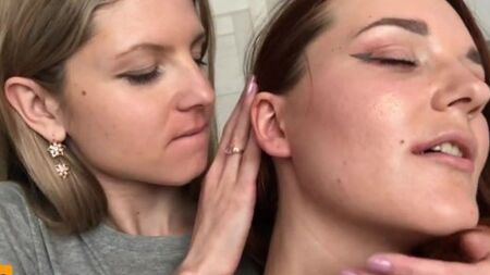 Русские лесбиянки резвятся с черным дилдо и трахают гладкую киску пальцами