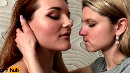 Русские лесбиянки резвятся с черным дилдо и трахают гладкую киску пальцами