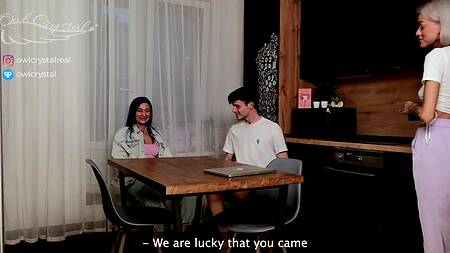 Русская мамка помогает снять жаркую любительскую порнушку своему сыну и его стройной девушке