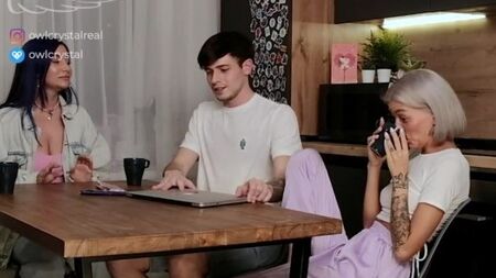 Русская мамка помогает снять жаркую любительскую порнушку своему сыну и его стройной девушке