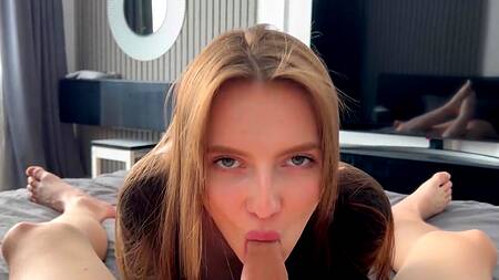 Милашка с упругой задницей уделила внимание члену бойфренда, а он кончил ей на сиськи