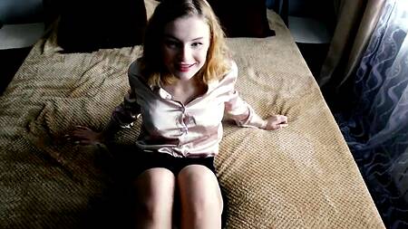 Выебал молоденькую риелторшу в чулках, испытывая на пригодность кровать в новой квартире