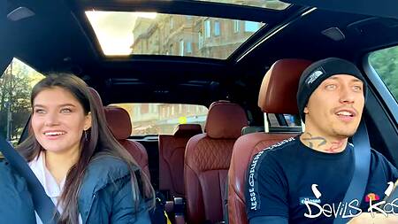 Готовая к аналу брюнетка заставляет прогулять тренировку и потрахаться в жопу