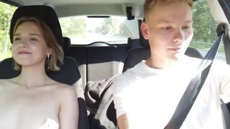 Подобрал красивую голую попутчицу, готовую к сексу на природе с незнакомцем