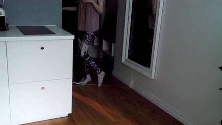 Шикарная блондинка выставила киску из под одеяла и приманила бойфренда трануть ее