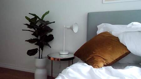 Шикарная блондинка выставила киску из под одеяла и приманила бойфренда трануть ее