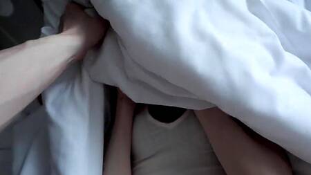 Шикарная блондинка выставила киску из под одеяла и приманила бойфренда трануть ее