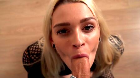 Создал из скромной блондинки жаркую шлюшку и выебал на кухне в гладкую пизду