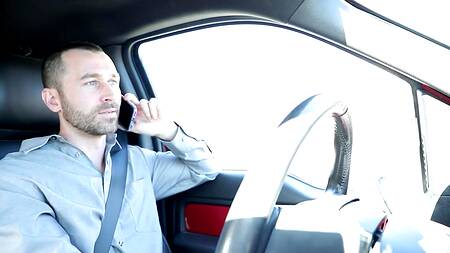 Сменил гнев на милость и отжарил толстым членом хуем худенькую шлюшку