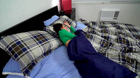 Анальный секс и сперма для брюнетки с классной жопой вместо завтрака