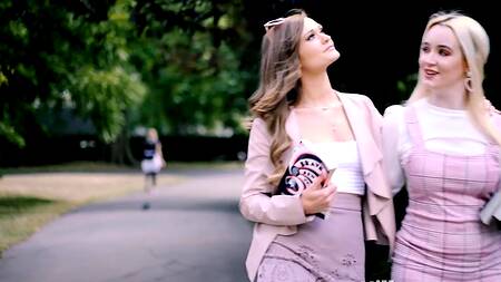 Интеллигентные сучки по очереди прыгают на одном хую в ожидании камшота на лицо