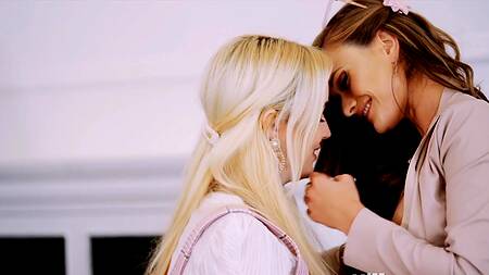 Интеллигентные сучки по очереди прыгают на одном хую в ожидании камшота на лицо