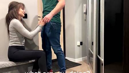 Жена отсасывает доставщику суши, а куколд муж дрочит на их оральный секс