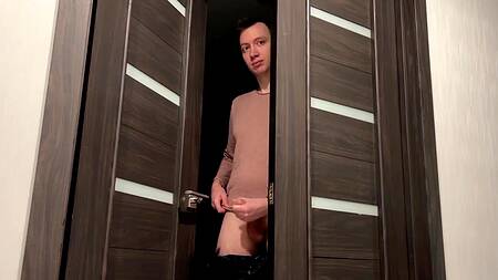 Жена отсасывает доставщику суши, а куколд муж дрочит на их оральный секс