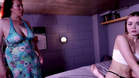 Русская мамка учит молодую пару трахаться и заниматься оральным сексом