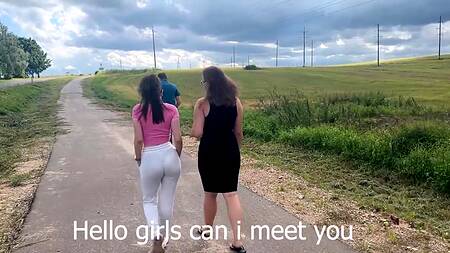 Толстушка с огромными сиськами согласна на МЖМ секс с едва знакомыми парнями