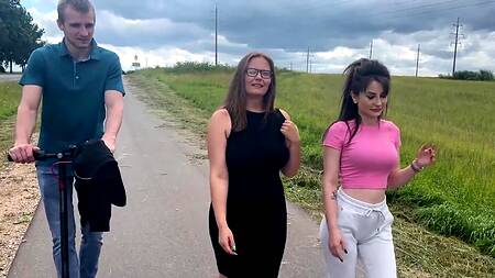 Толстушка с огромными сиськами согласна на МЖМ секс с едва знакомыми парнями