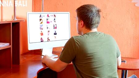 Красотка сестра помогла застенчивому брату лишиться девственности в ее сладкой киске