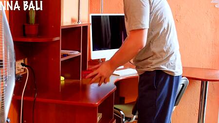 Красотка сестра помогла застенчивому брату лишиться девственности в ее сладкой киске