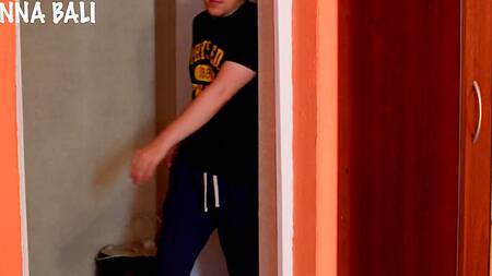 Красотка сестра помогла застенчивому брату лишиться девственности в ее сладкой киске