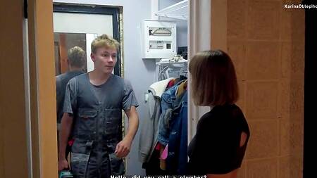 У сучки текут трубы и возбужденная киска, потому ее ебет сантехник