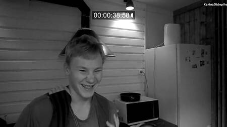 У сучки текут трубы и возбужденная киска, потому ее ебет сантехник