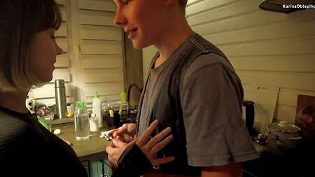 У сучки текут трубы и возбужденная киска, потому ее ебет сантехник