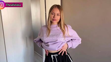 Губастая крошка раздрочила киску и получила хуй в мокрую дырочку раком