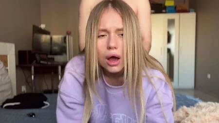 Губастая крошка раздрочила киску и получила хуй в мокрую дырочку раком