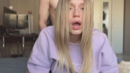 Губастая крошка раздрочила киску и получила хуй в мокрую дырочку раком