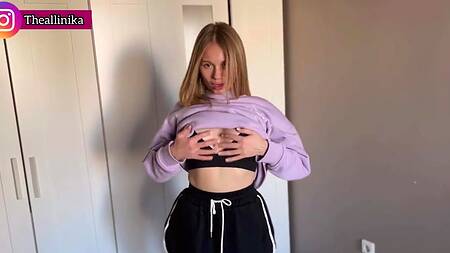 Губастая крошка раздрочила киску и получила хуй в мокрую дырочку раком