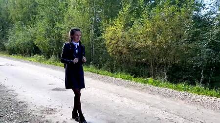 Негр запикапил русскую девушку и жарко поимел большим черным хуем в парке