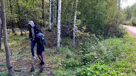 Негр запикапил русскую девушку и жарко поимел большим черным хуем в парке