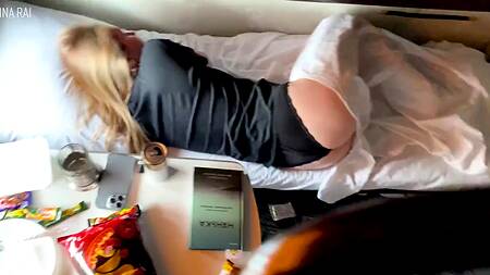 Сынок ебет жопастую русскую мамочку раком коротая поездку в одном купе