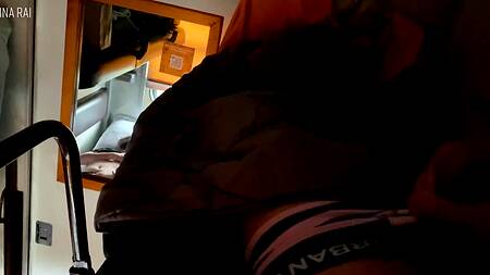 Сынок ебет жопастую русскую мамочку раком коротая поездку в одном купе