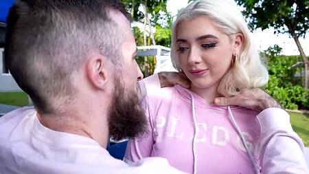 Отогрел сводную сестру с большой задницей своим крепким хуем