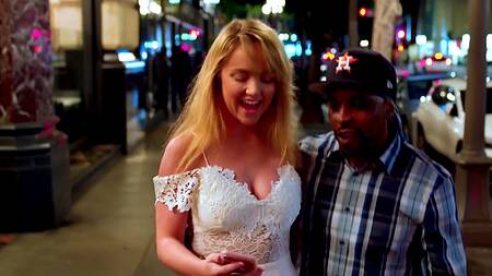 Огромный черный член рвет киску молодой блондинке, которая так хотела межрассового секса