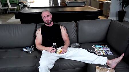 Молодой качок угодил зрелой мамке и ее упругой жопе, натянув ее раком